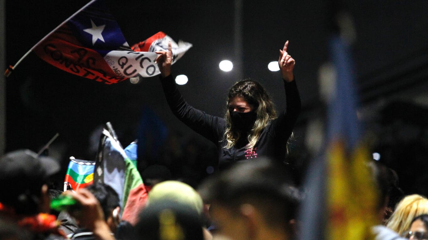 Santiago de Chile: Tausende feierten den Ausgang eines Referendums. Darin stimmten 78 Prozent der Wähler für eine neue Verfassung.