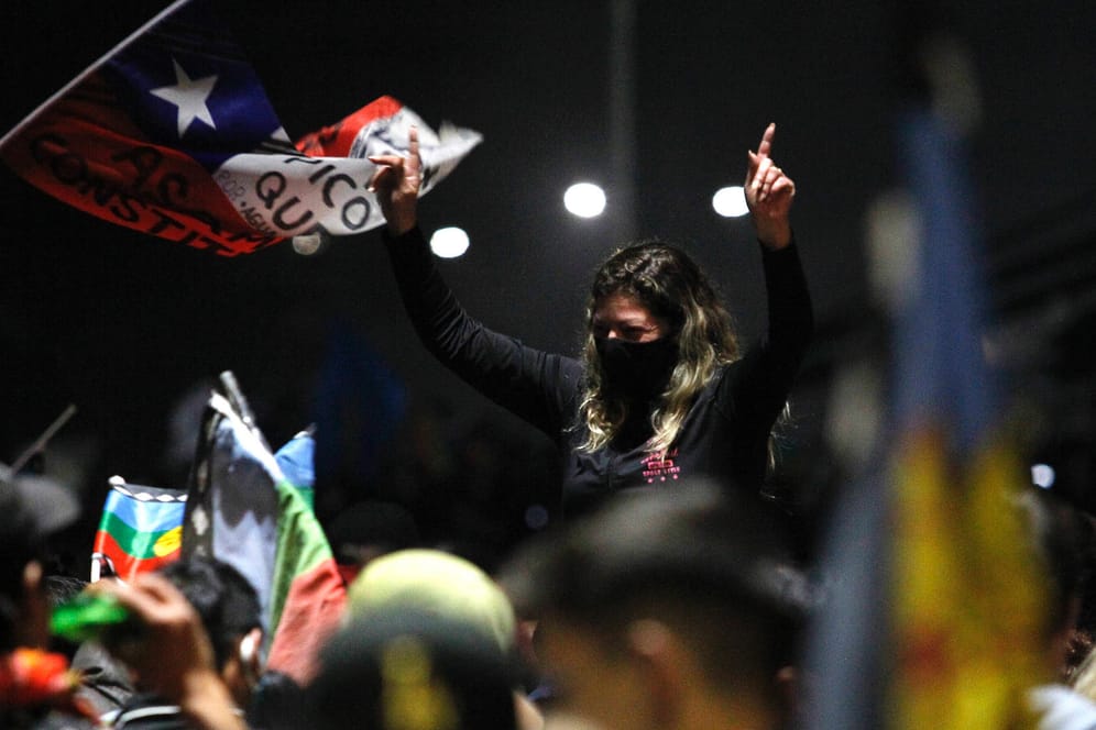 Santiago de Chile: Tausende feierten den Ausgang eines Referendums. Darin stimmten 78 Prozent der Wähler für eine neue Verfassung.
