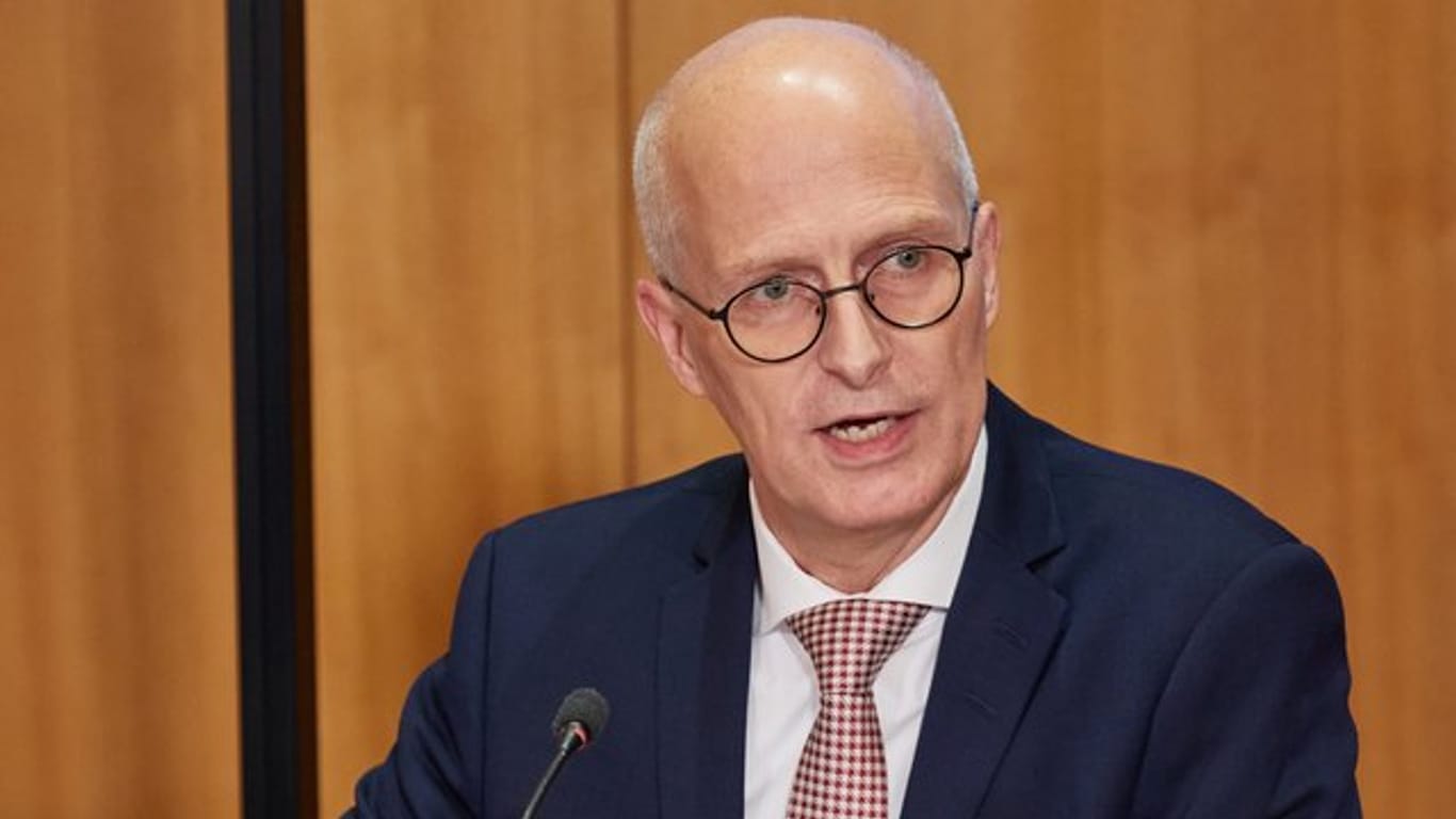 Peter Tschentscher (SPD), Erster Bürgermeister von Hamburg: Der 54-Jährige will die Einhaltung der Corona-Maßnahmen verstärkt kontrollieren lassen.
