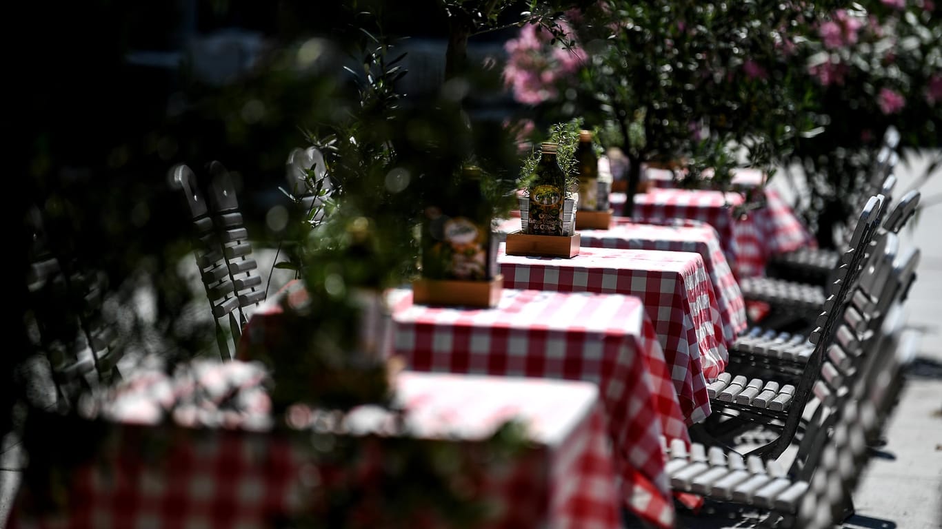 Leere Tische vor einem Restaurant: Die Corona-Krise hat zu kräftigen Einbußen in der Gastronomie geführt.