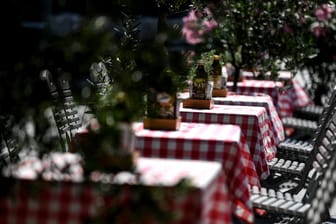 Leere Tische vor einem Restaurant: Die Corona-Krise hat zu kräftigen Einbußen in der Gastronomie geführt.