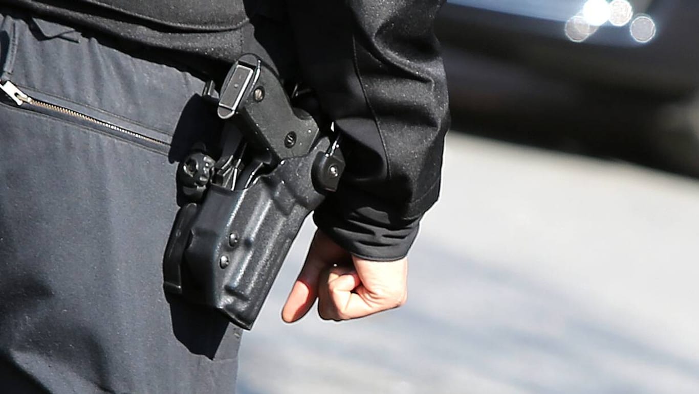 Polizist mit Schusswaffe: Warum der 53-Jährige in Offenburg erschossen wurde, hat die Polizei bislang nicht erklärt. (Symbolfoto)