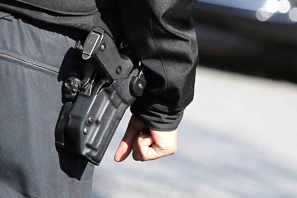 Polizist mit Schusswaffe: Warum der 53-Jährige in Offenburg erschossen wurde, hat die Polizei bislang nicht erklärt. (Symbolfoto)