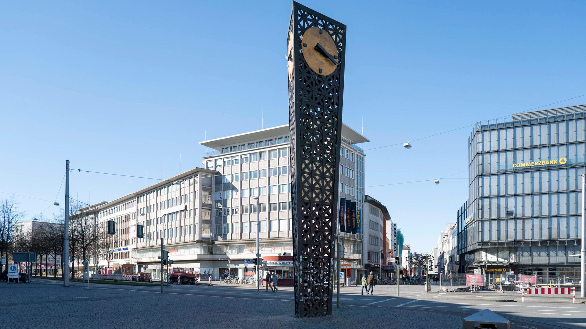 Blick auf den Jahnplatz in Bielefeld, der sich derzeit im Umbau befindet (Archivbild): Wie es zukünftig dort aussehen wird, können Bielefelder nun mittels VR-Brille beobachten. Blick auf den Jahnplatz in Bielefeld, der sich derzeit im Umbau befindet (Archivbild): Wie es zukünftig dort aussehen wird, können Bielefelder nun mittels VR-Brille beobachten.