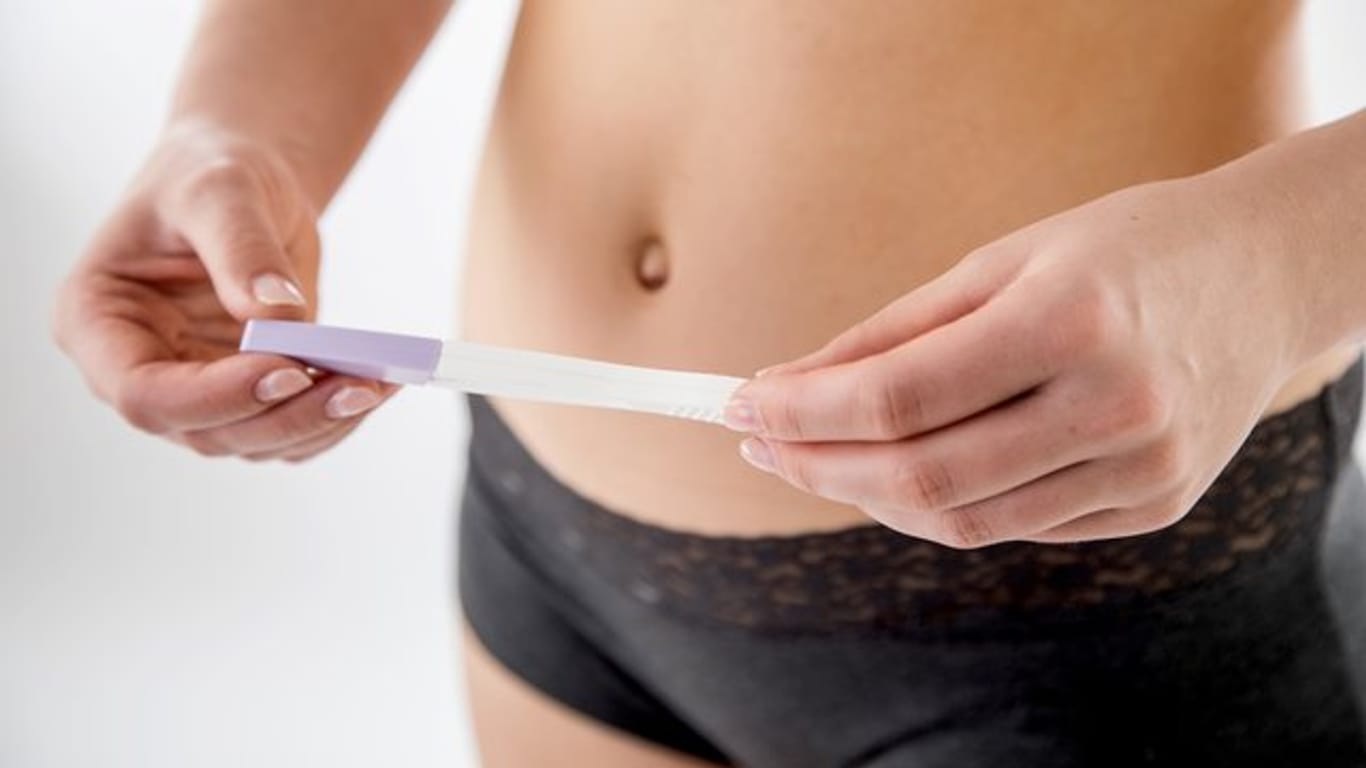 Egal ob digital oder analog: Bei richtiger Handhabung können die meisten Tests eine Schwangerschaft etwa acht bis zehn Tage nach Ausbleiben der Regelblutung nachweisen.