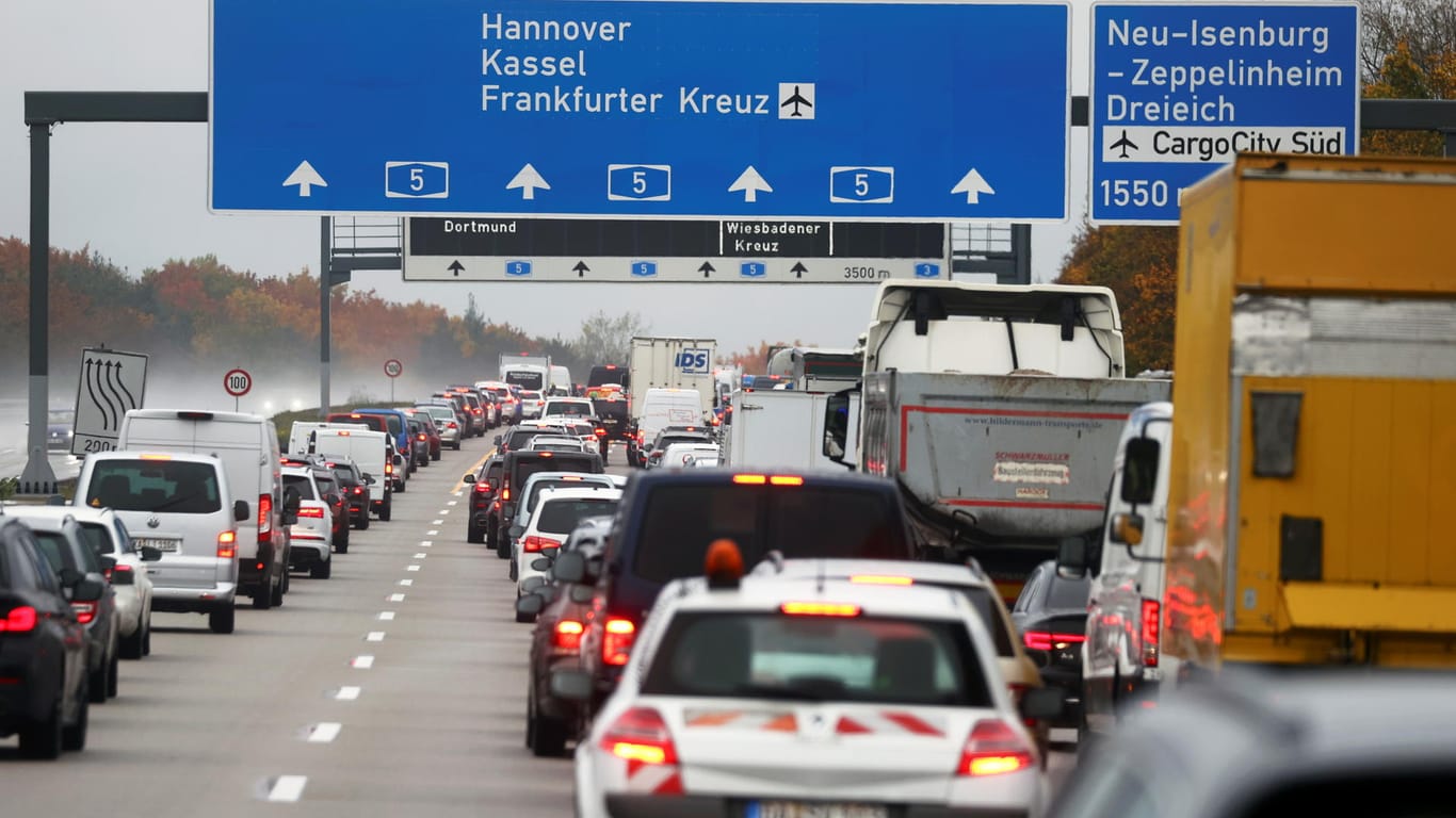 Der Stau nach der Abseil-Aktion der Aktivisten: Auf der A5 bei Frankfurt steht der Verkehr still.