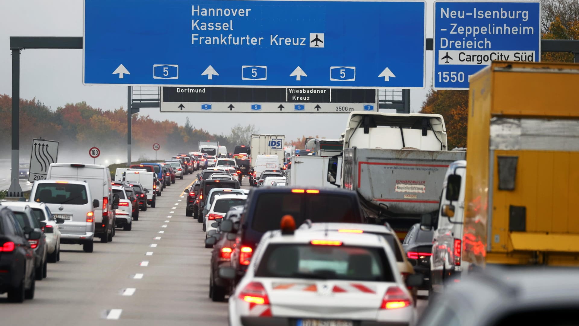 Der Stau nach der Abseil-Aktion der Aktivisten: Auf der A5 bei Frankfurt steht der Verkehr still.