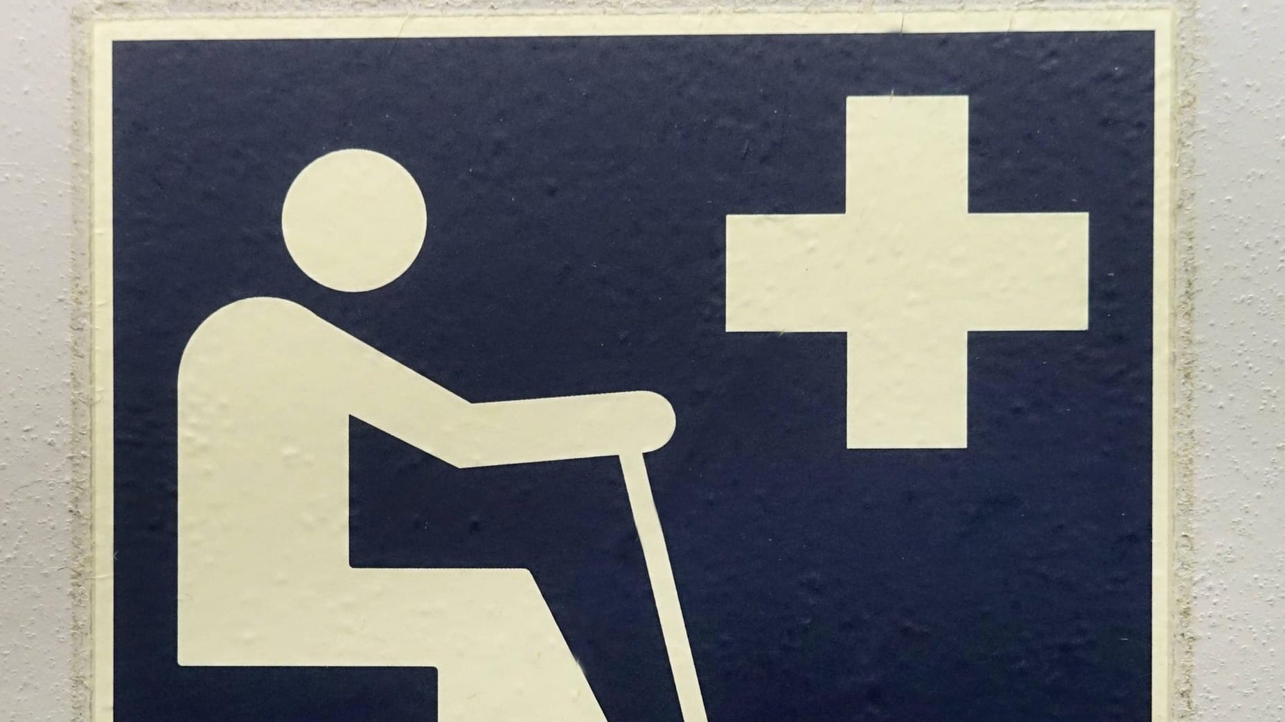 Ein Schild weist auf einen Sitzplatz hin, der für beeinträchtigte Menschen reserviert ist: In Hamburg ist ein Streit um einen solchen Sitzplatz eskaliert. Ein Schild weist auf einen Sitzplatz hin, der für beeinträchtigte Menschen reserviert ist: In Hamburg ist ein Streit um einen solchen Sitzplatz eskaliert.