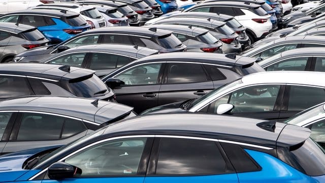 Autos vor dem Terminal zur Verschiffung von Gebrauchtwagen von Europa nach Afrika.