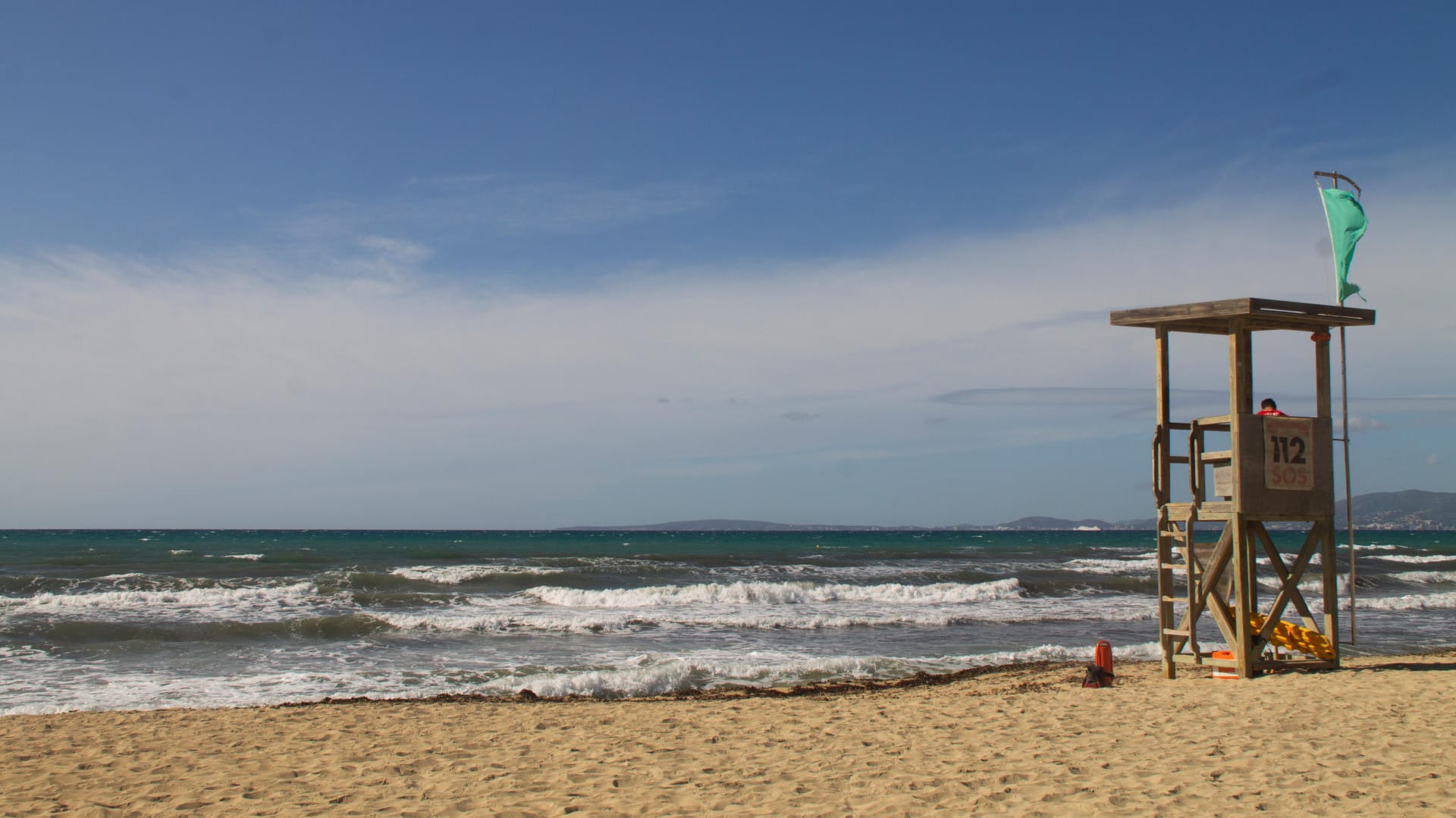 Palma de Mallorca: Ein Bademeister arbeitet am leeren Strand von Palma. Von Herbstferien ist auf Mallorca kaum etwas zu sehen.