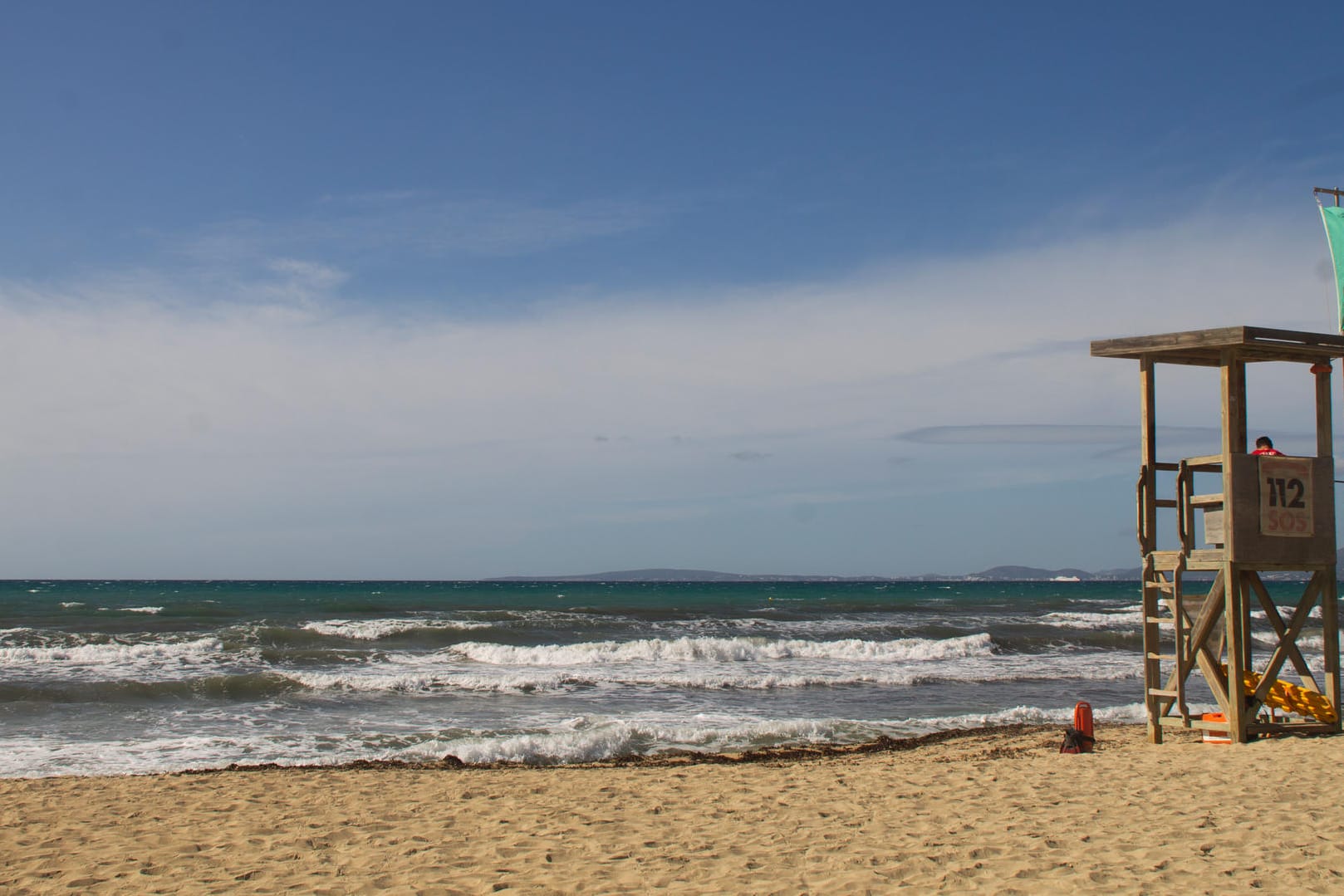 Palma de Mallorca: Ein Bademeister arbeitet am leeren Strand von Palma. Von Herbstferien ist auf Mallorca kaum etwas zu sehen.