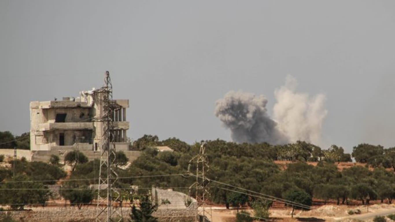 Nach einem russischen Luftangriff steigen am Rande der Provinz Idlib Rauchschwaden auf.