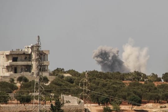 Nach einem russischen Luftangriff steigen am Rande der Provinz Idlib Rauchschwaden auf.