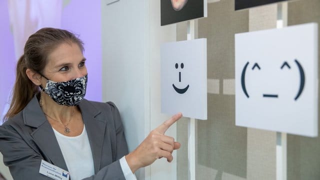 Kommunikation mit Maske: Luna Mittig ist ausgebildete Stimm- und Sprechtrainerin und gibt Führungen im Museum für Kommunikation in Nürnberg. Mit Mund-Nase-Bedeckung sei dies deutlich anstrengender. Kommunikation mit Maske: Luna Mittig ist ausgebildete Stimm- und Sprechtrainerin und gibt Führungen im Museum für Kommunikation in Nürnberg. Mit Mund-Nase-Bedeckung sei dies deutlich anstrengender.