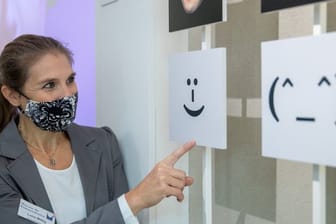 Kommunikation mit Maske: Luna Mittig ist ausgebildete Stimm- und Sprechtrainerin und gibt Führungen im Museum für Kommunikation in Nürnberg. Mit Mund-Nase-Bedeckung sei dies deutlich anstrengender.