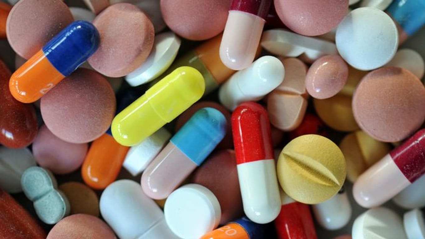 Verschiedene Pillen und Tabletten liegen auf einem Teller (Symbolbild): In München sind illegale Arzneimittelhändler aufgeflogen.