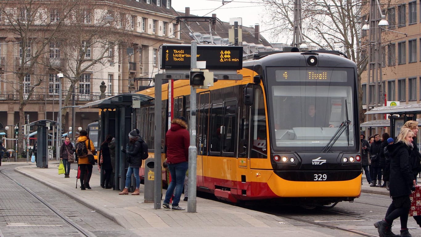 Straßenbahnhaltestelle in Karlsruhe (Symbolbild): Das Land bezuschusst den Umbau von acht Haltestellen in Daxlanden.