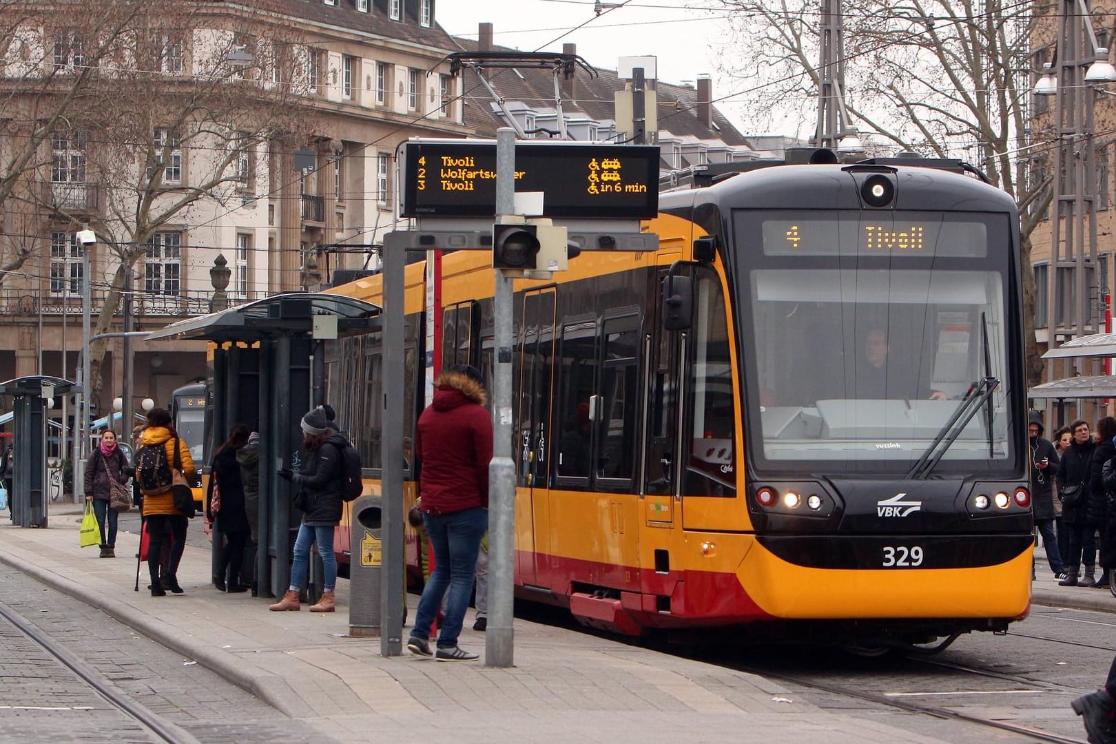 Straßenbahnhaltestelle in Karlsruhe (Symbolbild): Das Land bezuschusst den Umbau von acht Haltestellen in Daxlanden.