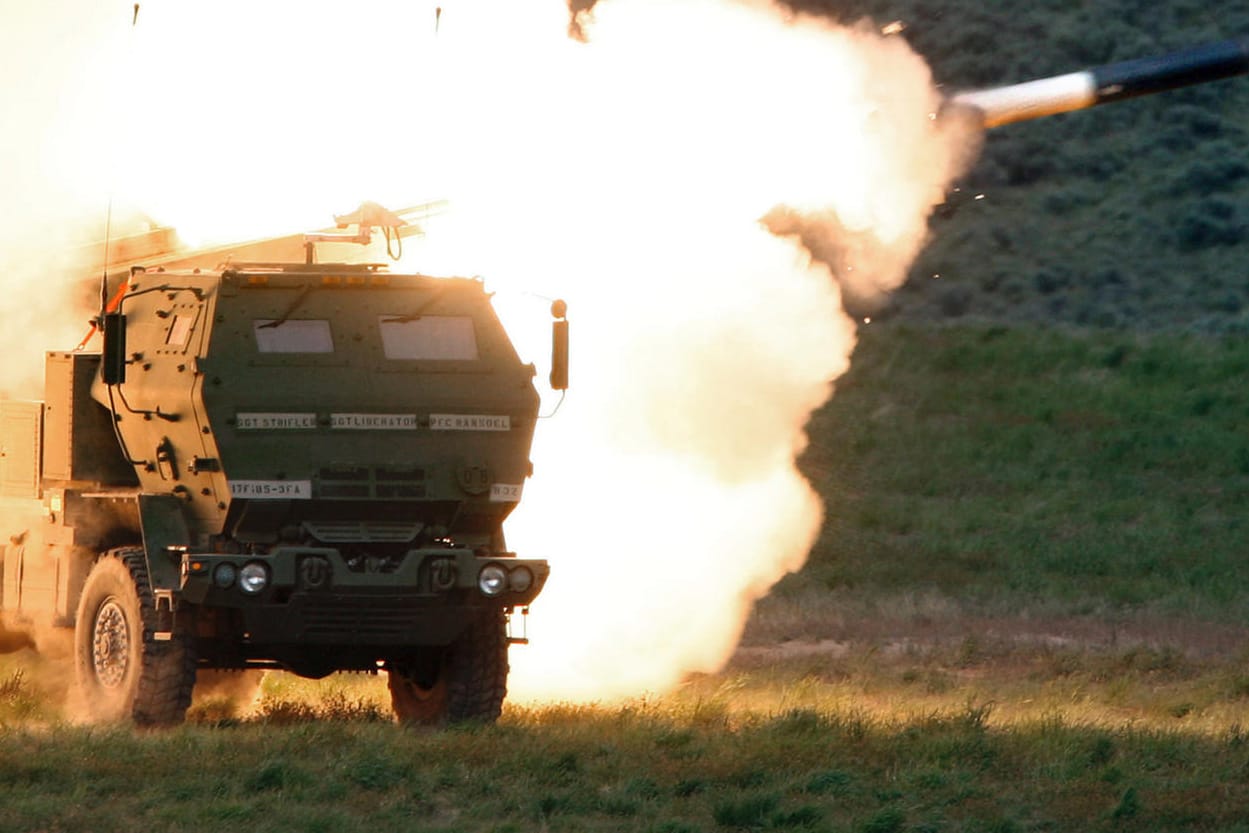 Mobiler Raketenwerfer HIMARS des Rüstungskonzerns Lockheed Martin: Wegen Waffenlieferungen an Taiwan kündigt China Sanktionen gegen die Firma an.