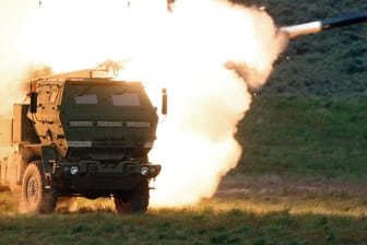 Mobiler Raketenwerfer HIMARS des Rüstungskonzerns Lockheed Martin: Wegen Waffenlieferungen an Taiwan kündigt China Sanktionen gegen die Firma an.