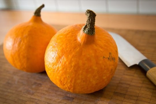 Je nach Sorte kann meist bis auf den Stiel der ganze Kürbis verzehrt werden, der Hokkaido-Kürbis sogar mit der Schale.