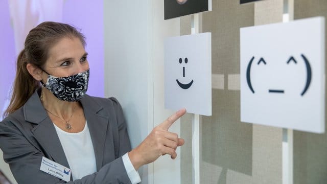 Luna Mittig erläutert Details zur Mimik und Gestik an einer Installation im Museum für Kommunikation ijn Nürnberg. Luna Mittig erläutert Details zur Mimik und Gestik an einer Installation im Museum für Kommunikation ijn Nürnberg.
