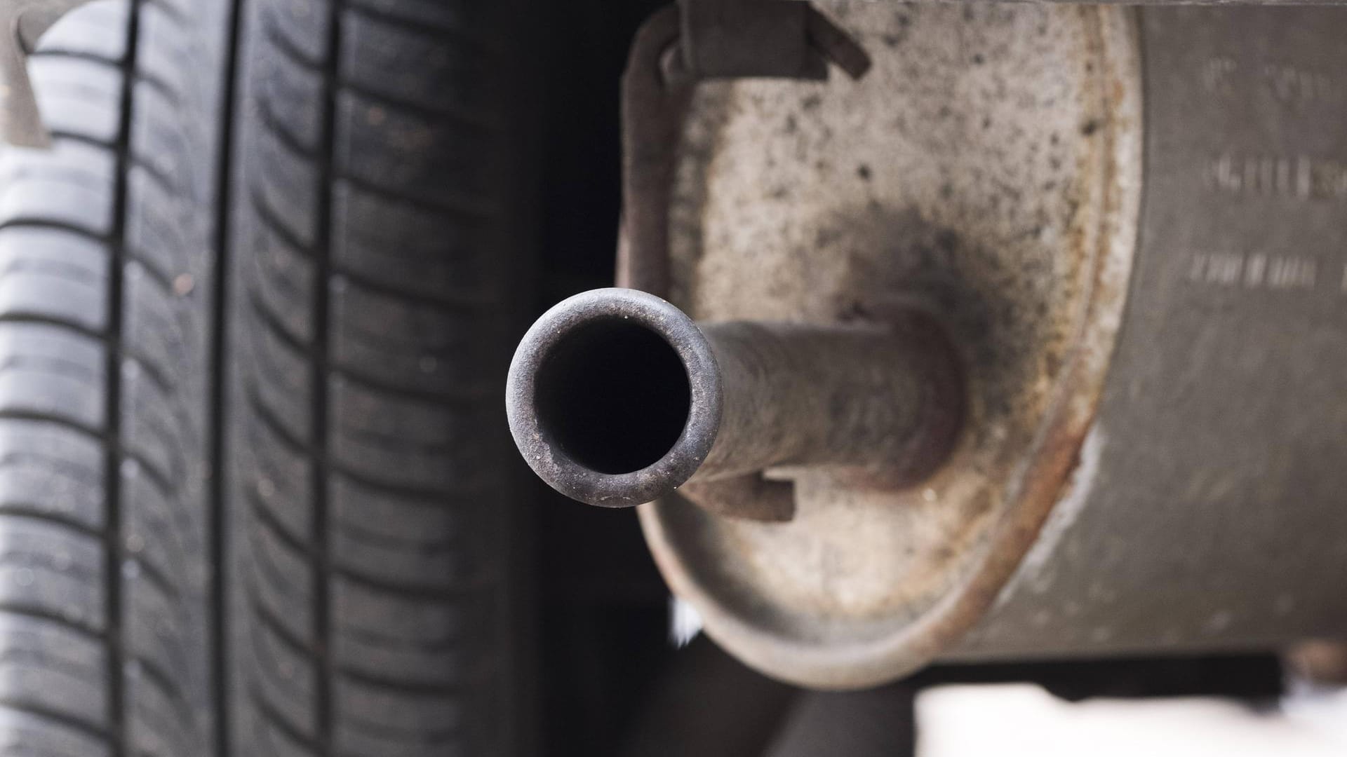 Auspuff eines Autos (Symbolbild): In Hagen haben unbekannte Täter einen Katalysator geklaut.