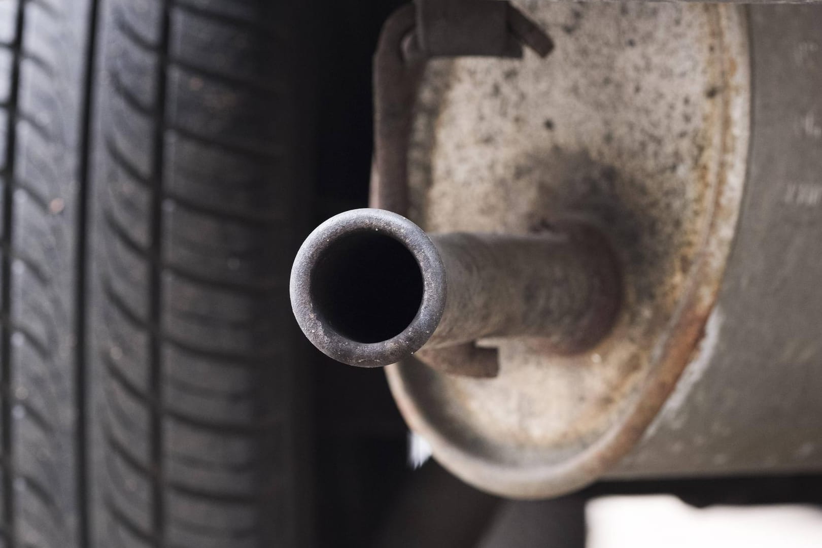 Auspuff eines Autos (Symbolbild): In Hagen haben unbekannte Täter einen Katalysator geklaut.