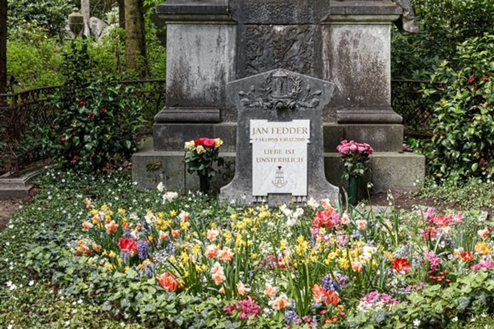 Blick auf das Grab von Jan Fedder (Symbolbild): Es wurde erneut beschädigt.