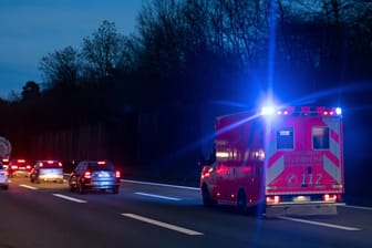 Ein Rettungswagen fährt auf der Autobahn (Symbolbild): Ein Dortmunder ist bei einem Unfall schwer verletzt worden.
