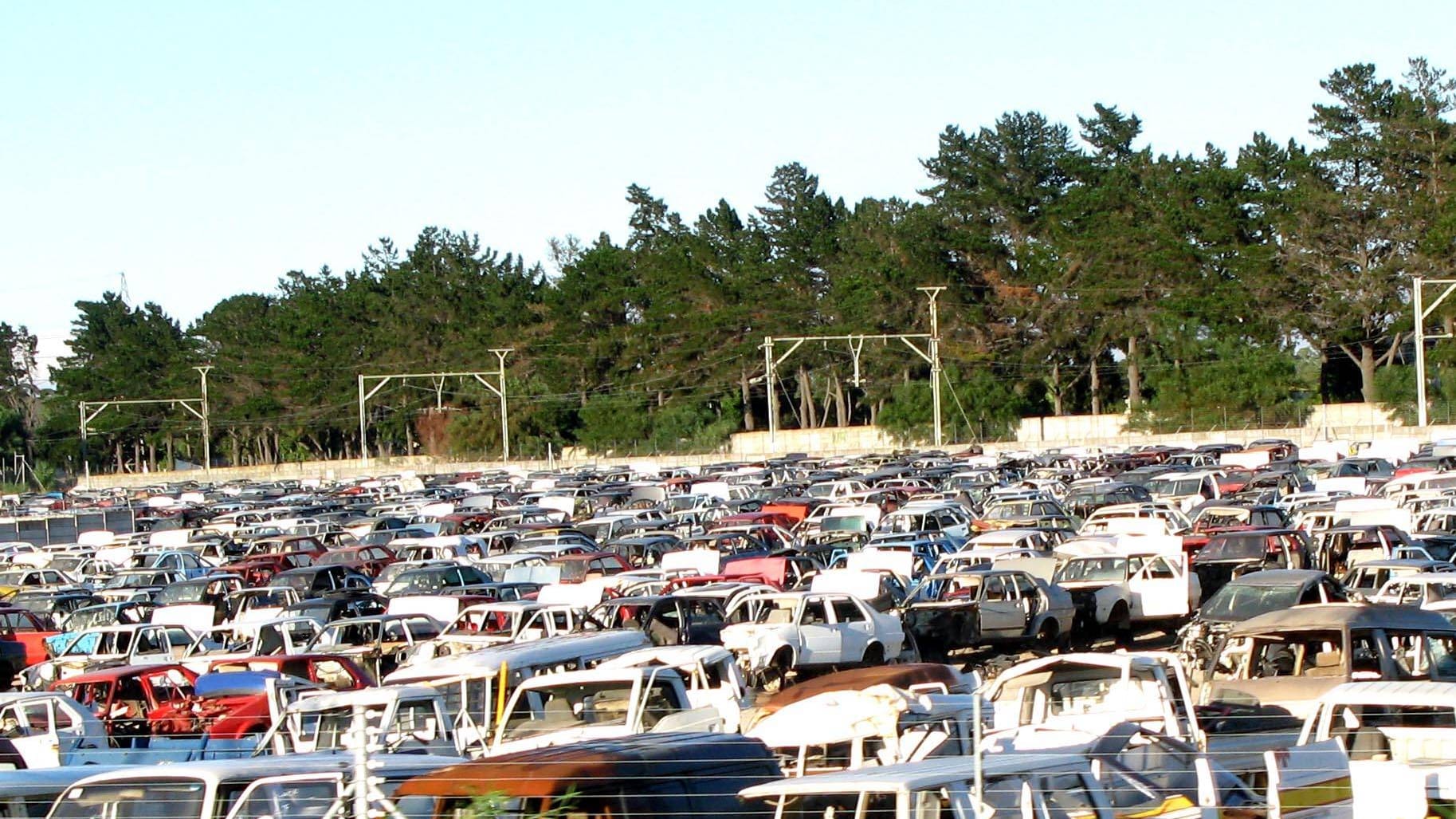 Autofriedhof in Kapstadt, Südafrika (Archivbild): Afrikas Umwelt wird laut dem UN-Umweltprogramm (Unep) durch eine Flut ausgemusterter Gebrauchtwagen aus den Industrieländern belastet.