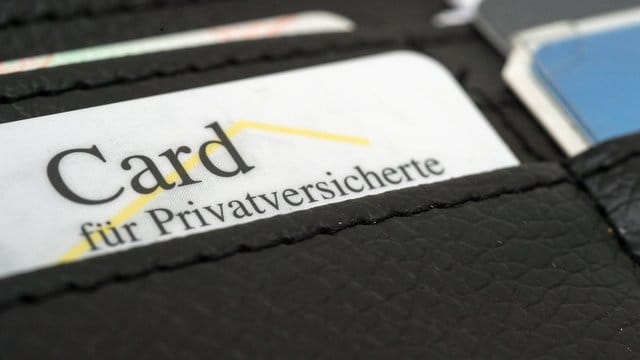 Wenn in der privaten Krankenversicherung die Beiträge steigen, können Versicherte in einen günstigeren Tarif wechseln.