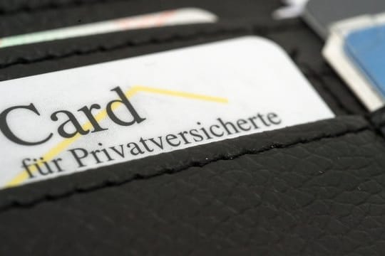 Wenn in der privaten Krankenversicherung die Beiträge steigen, können Versicherte in einen günstigeren Tarif wechseln.