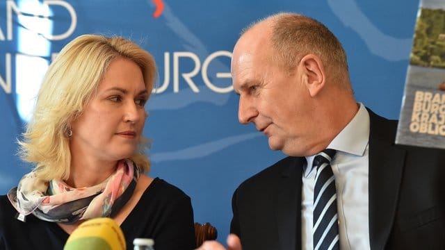 Manuela Schwesig und Dietmar Woidke sind in der DDR geboren und haben als Regierungschefs in Mecklenburg-Vorpommern bzw. Manuela Schwesig und Dietmar Woidke sind in der DDR geboren und haben als Regierungschefs in Mecklenburg-Vorpommern bzw.