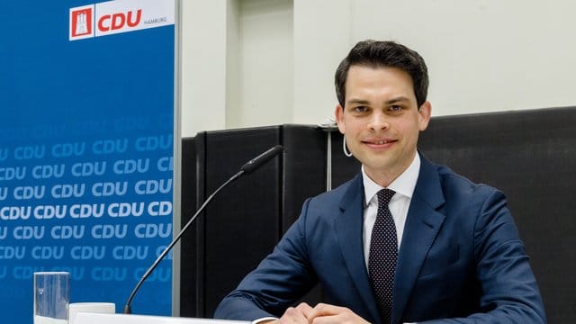 Christoph Ploß (CDU) sitzt auf einem Parteitag