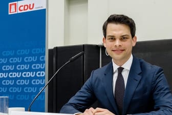Christoph Ploß (CDU) sitzt auf einem Parteitag