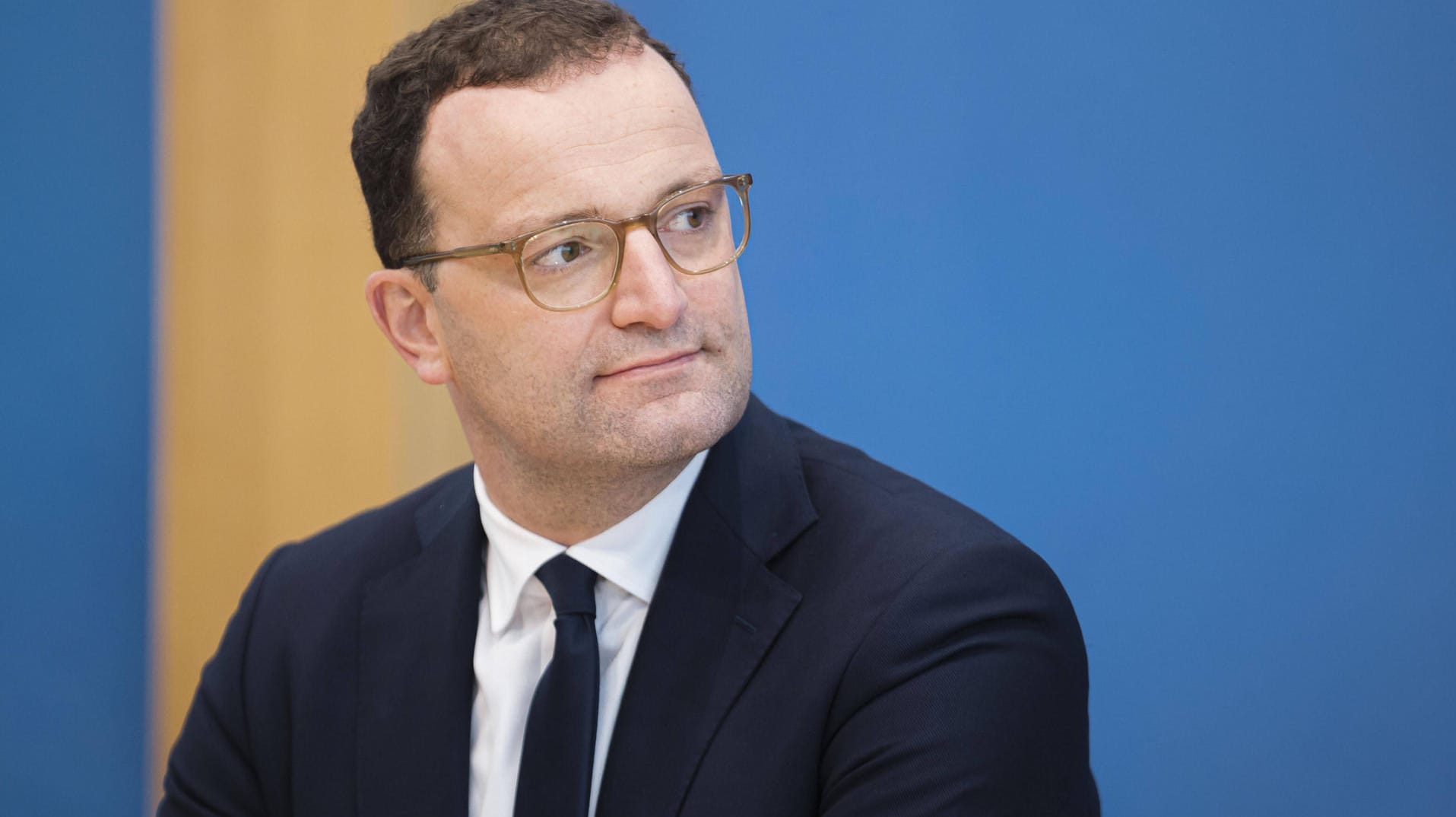 Jens Spahn: Der Bundesgesundheitsminister ist mit dem Coronavirus infiziert und hat Symptome. Jens Spahn: Der Bundesgesundheitsminister ist mit dem Coronavirus infiziert und hat Symptome.