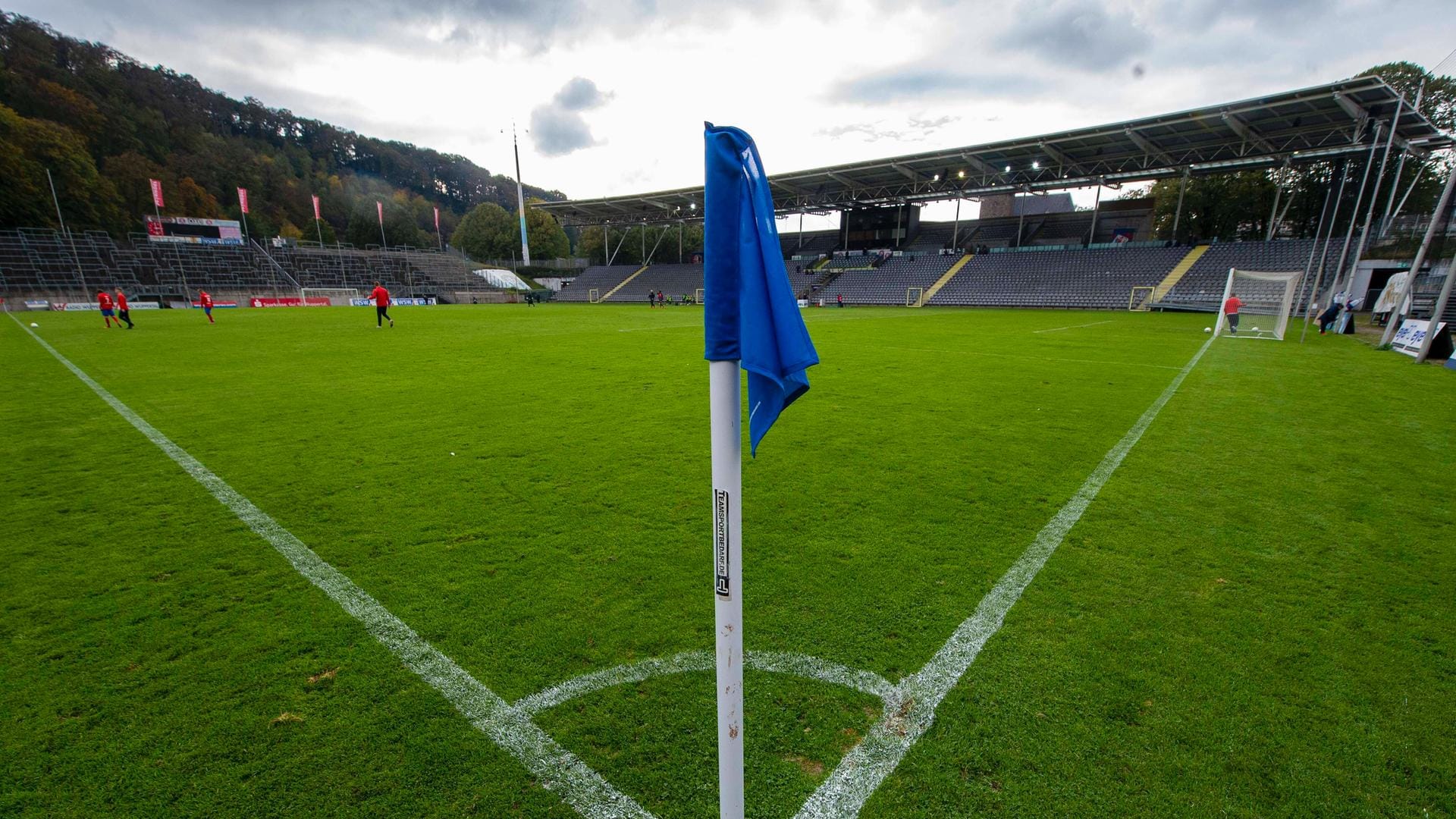 Blick auf das Stadion am Zoo in Wuppertal (Archivbild): Der Verein verkauft nun auch Alltagsmasken im rot-blauen Design. Blick auf das Stadion am Zoo in Wuppertal (Archivbild): Der Verein verkauft nun auch Alltagsmasken im rot-blauen Design.