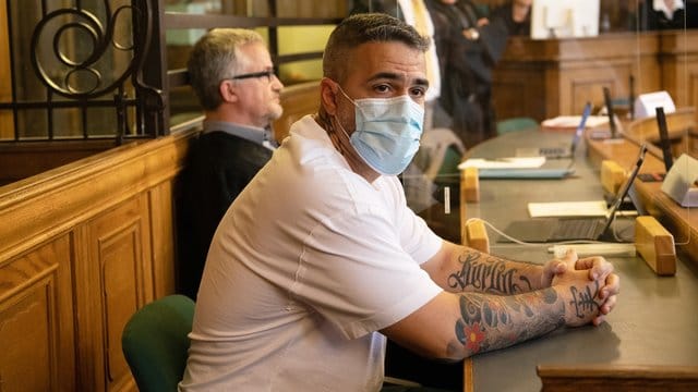 Anis Mohamed Youssef Ferchichi, bekannt als Rapper Bushido, sitzt zu Beginn eines Prozesses gegen den Chef einer bekannten arabischstämmigen Großfamilie in einem Gerichtssaal des Landgerichts. Anis Mohamed Youssef Ferchichi, bekannt als Rapper Bushido, sitzt zu Beginn eines Prozesses gegen den Chef einer bekannten arabischstämmigen Großfamilie in einem Gerichtssaal des Landgerichts.
