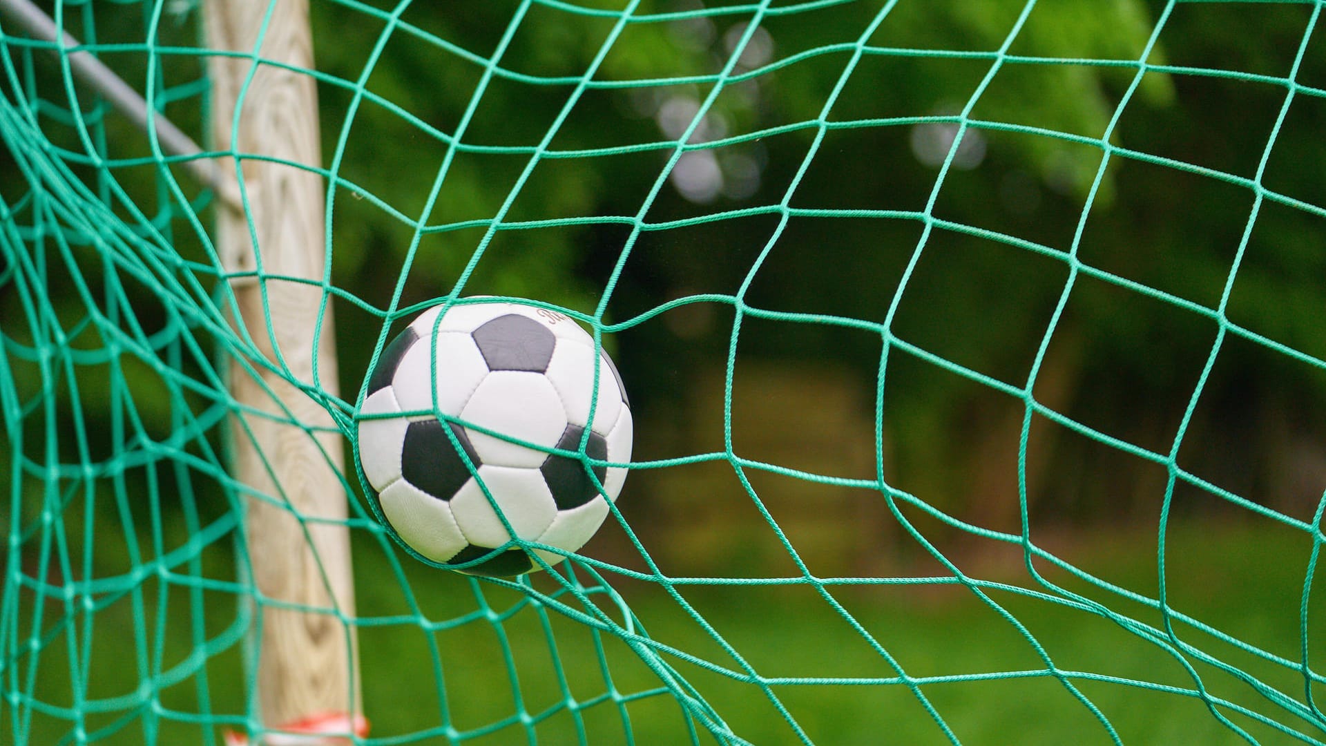 Ball fliegt ins Tor (Symbolbild): Die Frauen vom KSC konnten einen deutlichen 4:0 Sieg mit nach Hause nehmen.