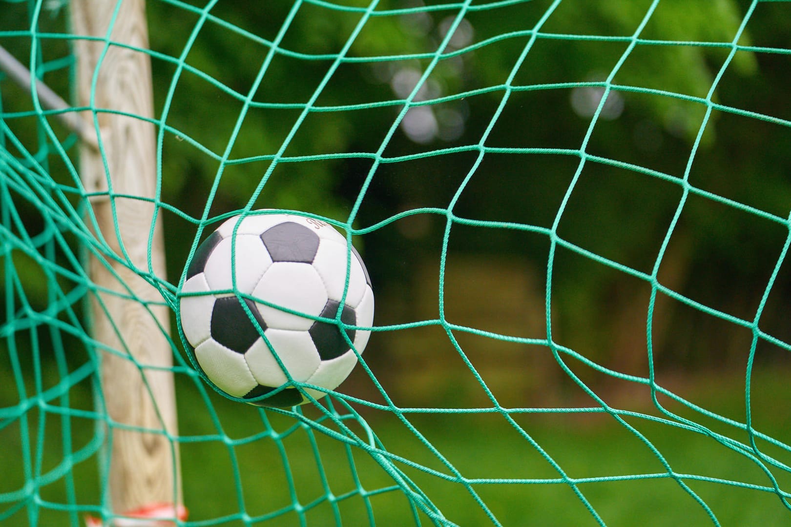 Ball fliegt ins Tor (Symbolbild): Die Frauen vom KSC konnten einen deutlichen 4:0 Sieg mit nach Hause nehmen.