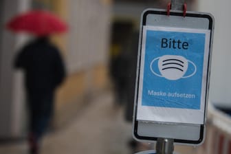 Ein Schild im bayerischen Schweinfurt fordert zum Tragen einer Maske auf (Symbolbild): Erneut sind in Deutschland Tausende neue Fälle verzeichnet worden.