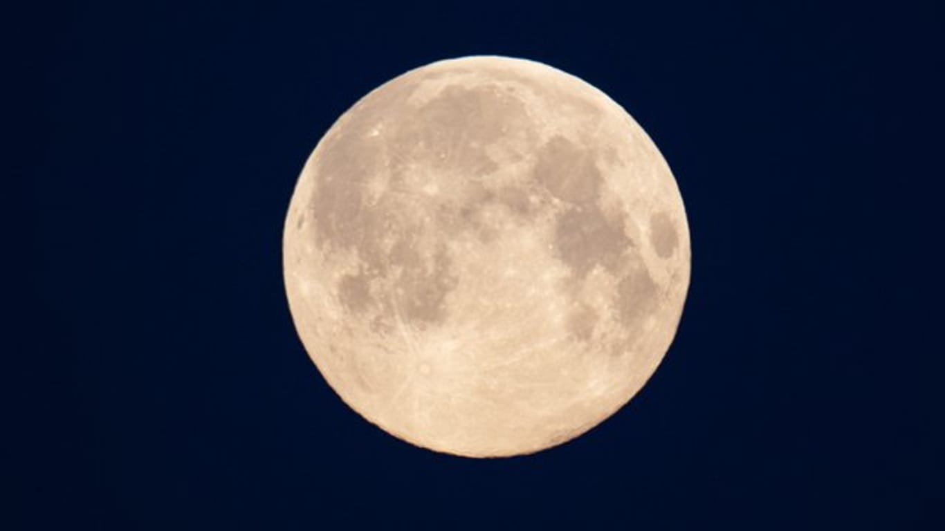 Vollmond über Berlin.