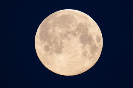 Vollmond über Berlin.