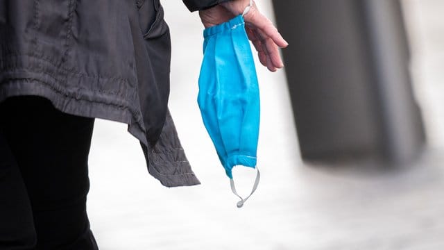 An vielen Orten ist das Tragen eines Mund-Nasen-Schutzes gerade Pflicht. An vielen Orten ist das Tragen eines Mund-Nasen-Schutzes gerade Pflicht.