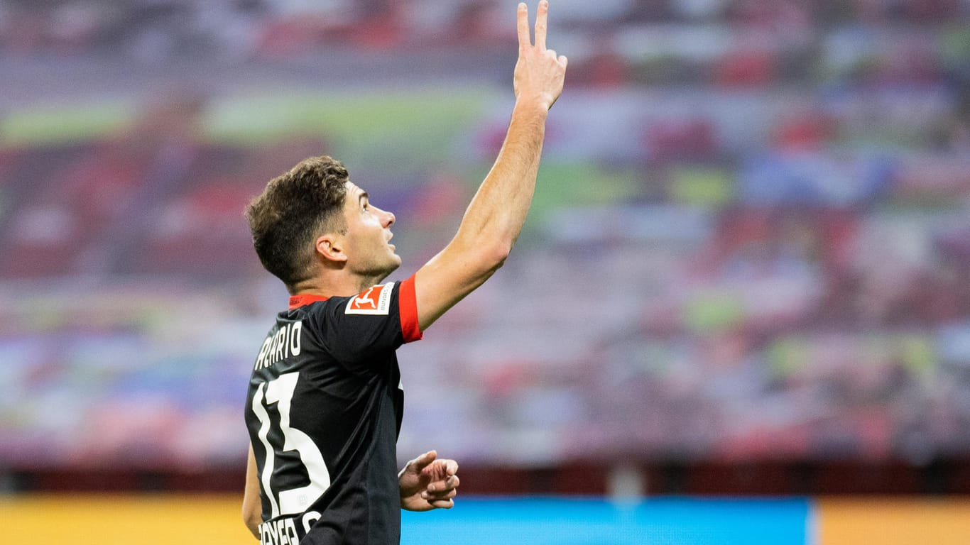 Leverkusens Alario feiert seinen Treffer gegen den FC Augsburg.