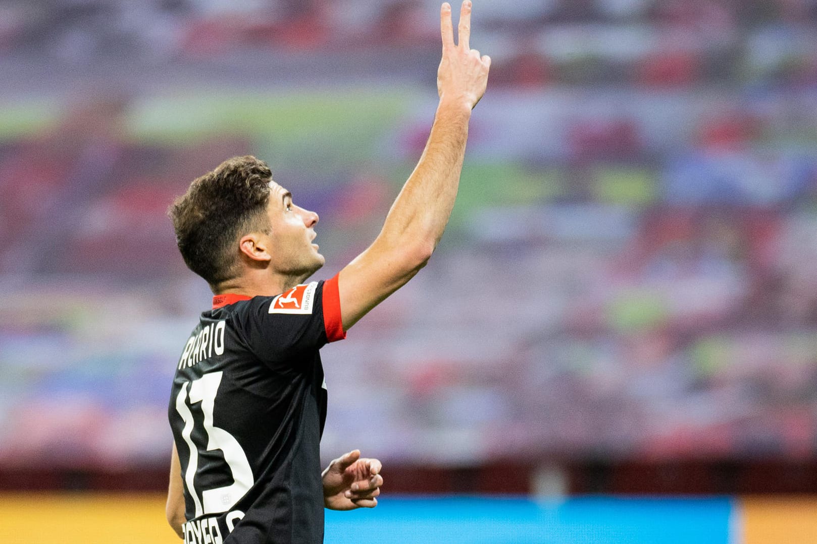 Leverkusens Alario feiert seinen Treffer gegen den FC Augsburg.