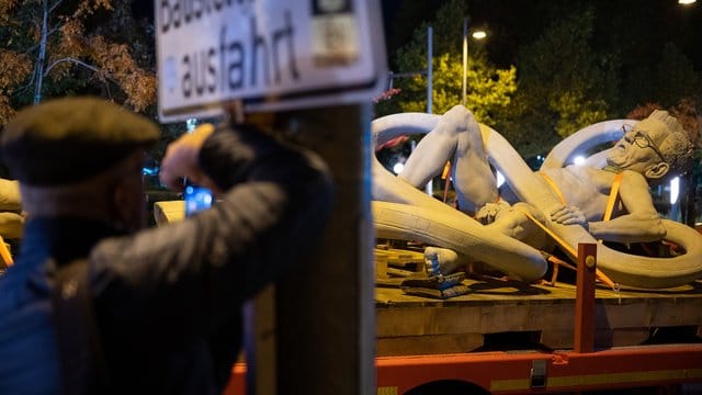 Peter Lenks Statue zu "Stuttgart 21" mit dem Kopf Winfried Kretschmanns auf einem Lastwagen: Der Ministerpräsident ringt mit Zügen. Peter Lenks Statue zu "Stuttgart 21" mit dem Kopf Winfried Kretschmanns auf einem Lastwagen: Der Ministerpräsident ringt mit Zügen.