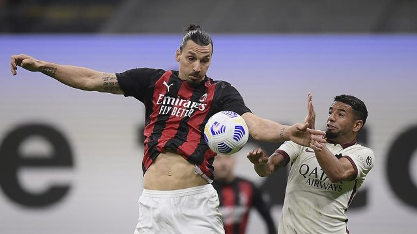 Zlatan Ibrahimovic (l) vom AC Mailand und Bruno Peres vom AS Rom kämpfen um den Ball.