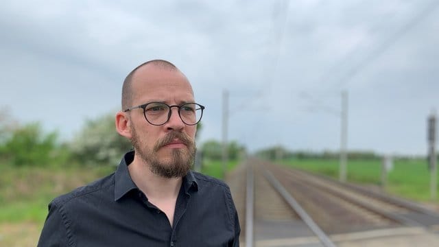 Lokführer Sören befindet sich in der Nähe des Unfallortes. Lokführer Sören befindet sich in der Nähe des Unfallortes.